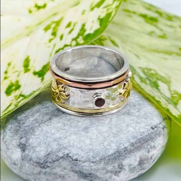 NWT Garnet/Tri-Tone Raised Daisies Spinner Ring, Sz. 8 - Picture 3 of 10